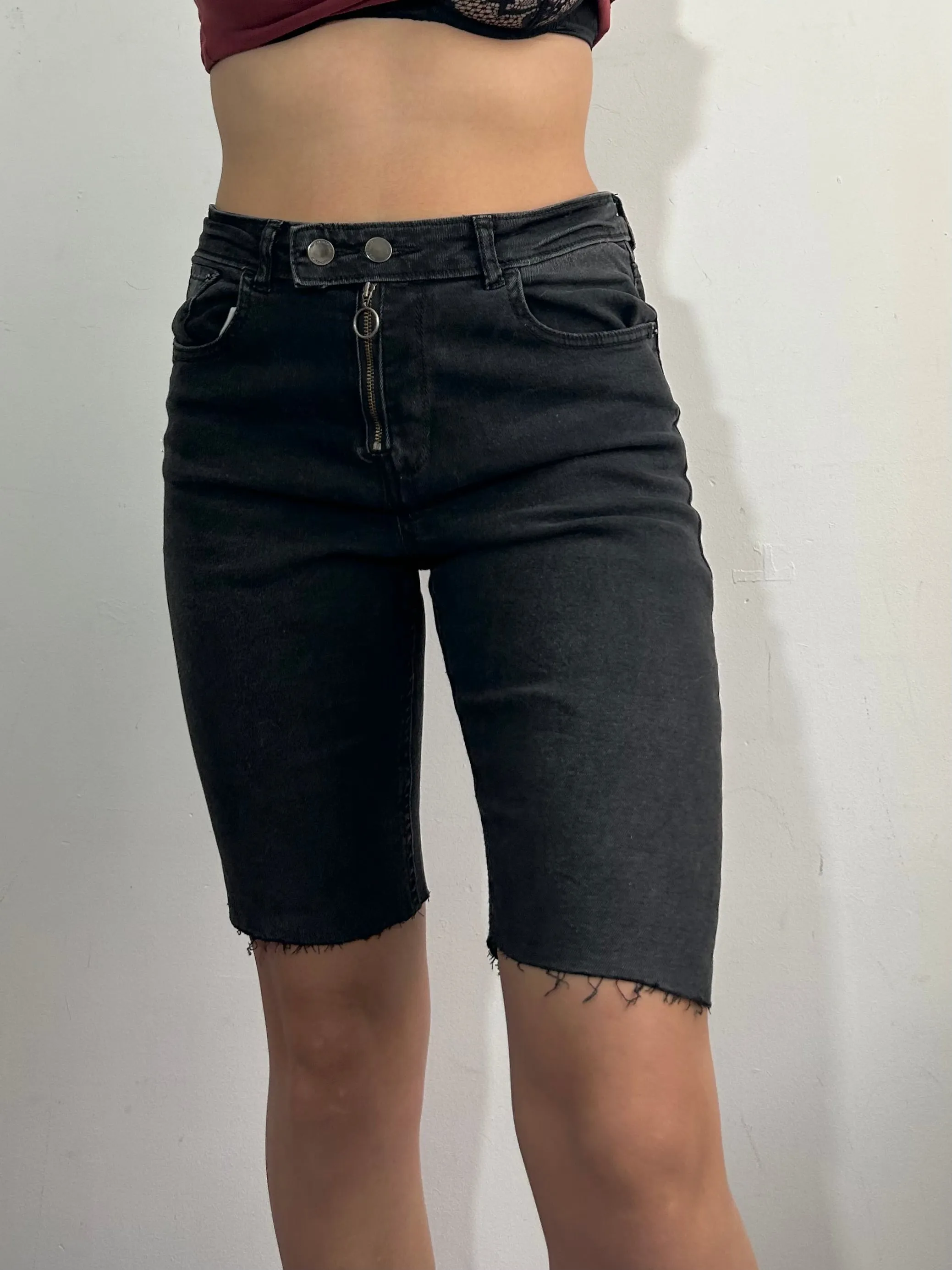 Grey denim low rise mid short jorts (M)